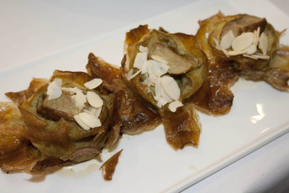 Flores de alcachofa con foie a la parrilla y almendra blanca. - Ex Libris