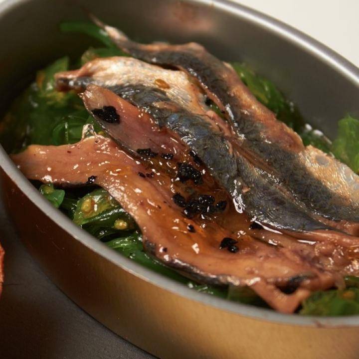 Aperitivo de sardinas marinadas en cítricos con alga wakame. - La Lata de Sardinas