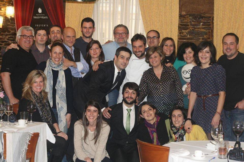 Foto de familia que nos sacamos en el Mesón de Alberto con el propio Alberto, el chef Miguel Ángel de la Cruz, Rubén Valbuena de la quesería Cantagrullas, los amigos de Ganso Ibérico y compañeros de Tapas&Blogs Galicia.